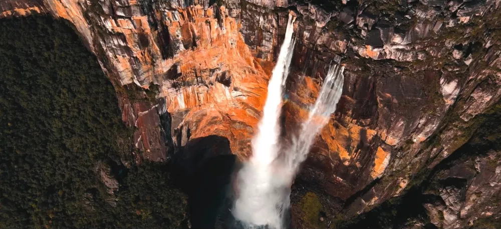 Анхель (Керепакупаи-Меру) — самый высокий водопад в мире, общая высота 979 метров