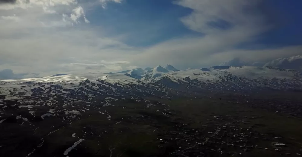 Арагац - горный массив в Армении