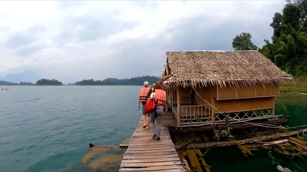 Бамбуковые домики на озере Чео Лан
