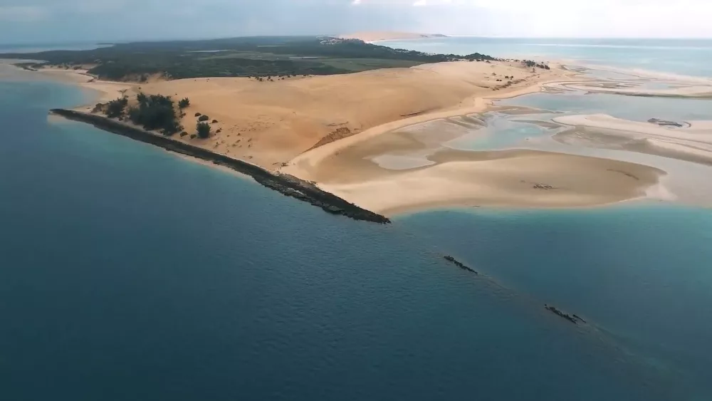 Базаруто — песчаный остров, расположенный примерно в 80 км к юго-востоку от устья реки Саве в Мозамбике