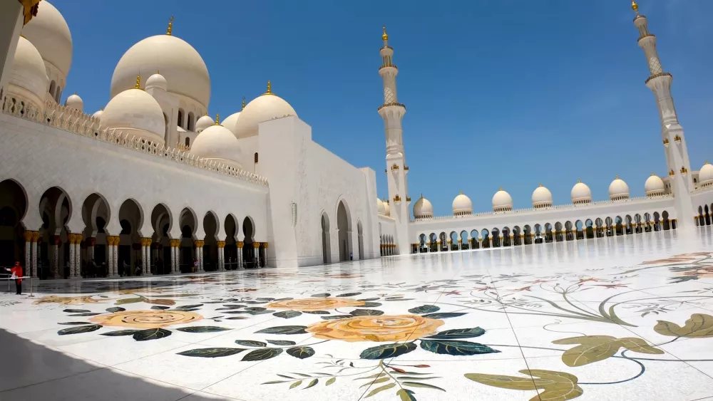 Большая мечеть шейха Зайда Бин Султана Аль Нахьян (или коротко – Белая Мечеть)