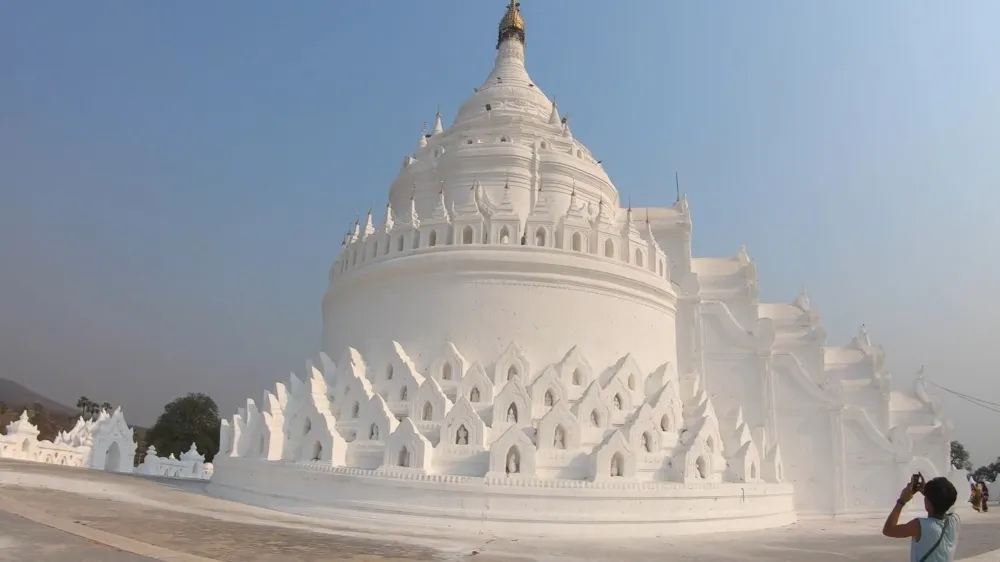 Белая пагода Симбьюне - расположена на западном берегу реки Иравади