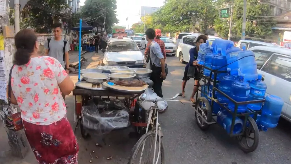 Дороги Мьянмы - машины, перевозчики, пешеходы... Как многослойный сэндвич...