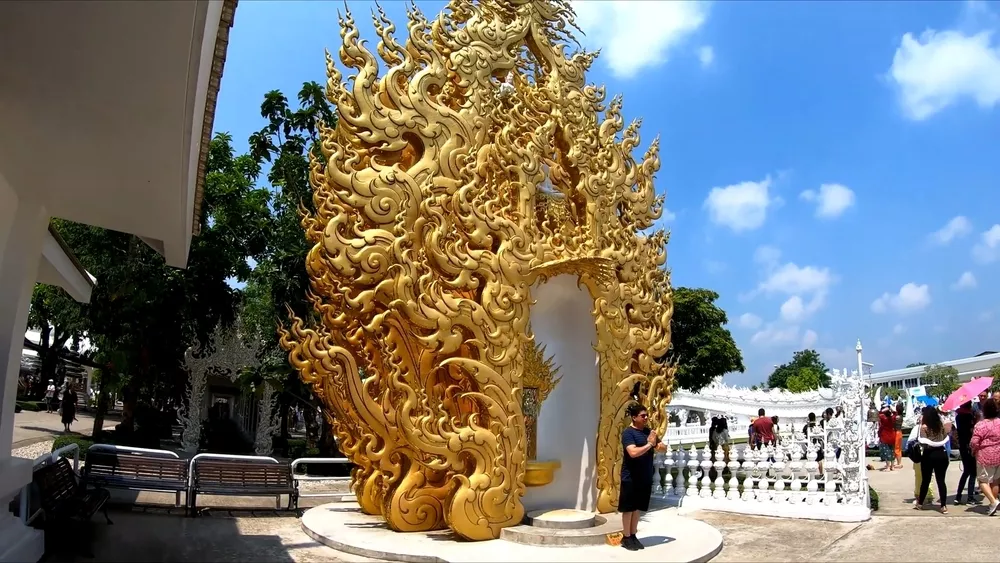 Достопримечательности храма Ват Ронг Кхун