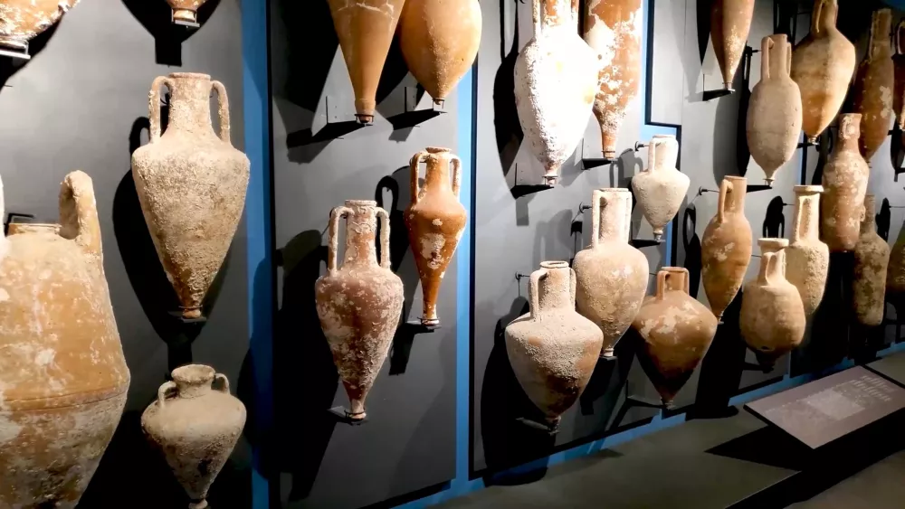 Древние амфоры в Музее подводной археологии