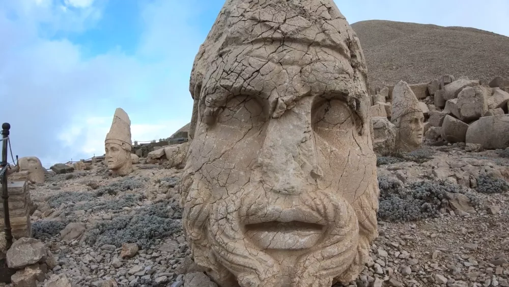 Фрагменты голов статуй Немрут