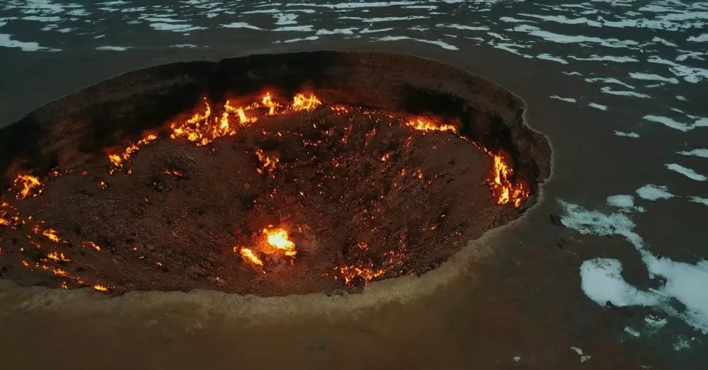 Газовый кратер Дарваза в ночное время