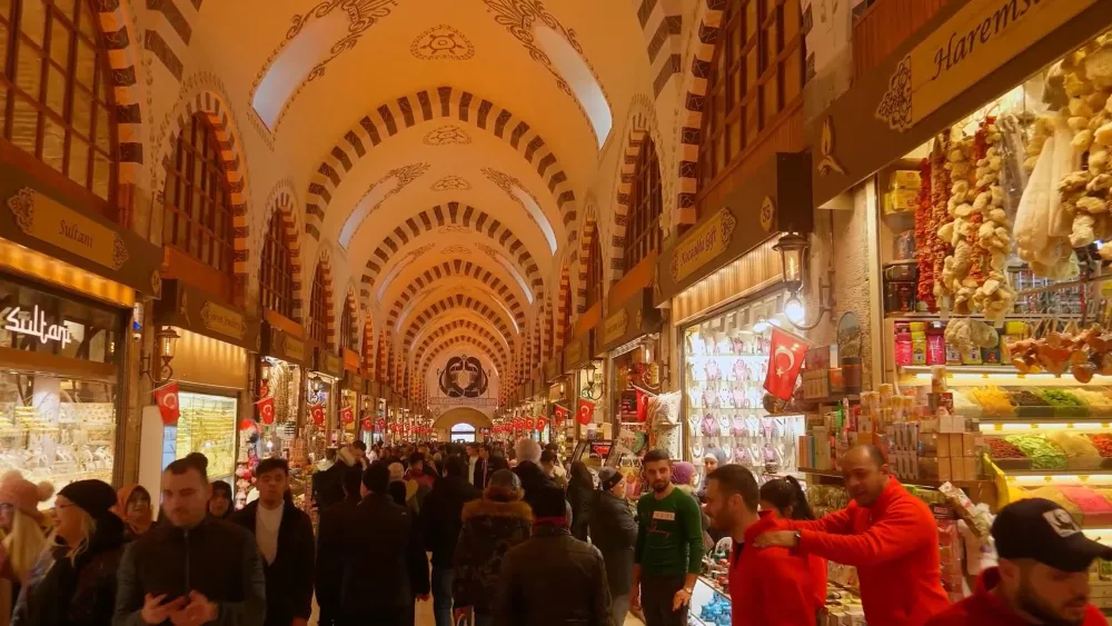 Гранд Базар (по-турецки Капалы Чарши) - один из крупнейших крытых рынков в мире и самый большой в Стамбуле