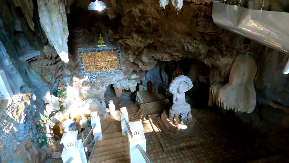 Грот храма Там Пха Флонг