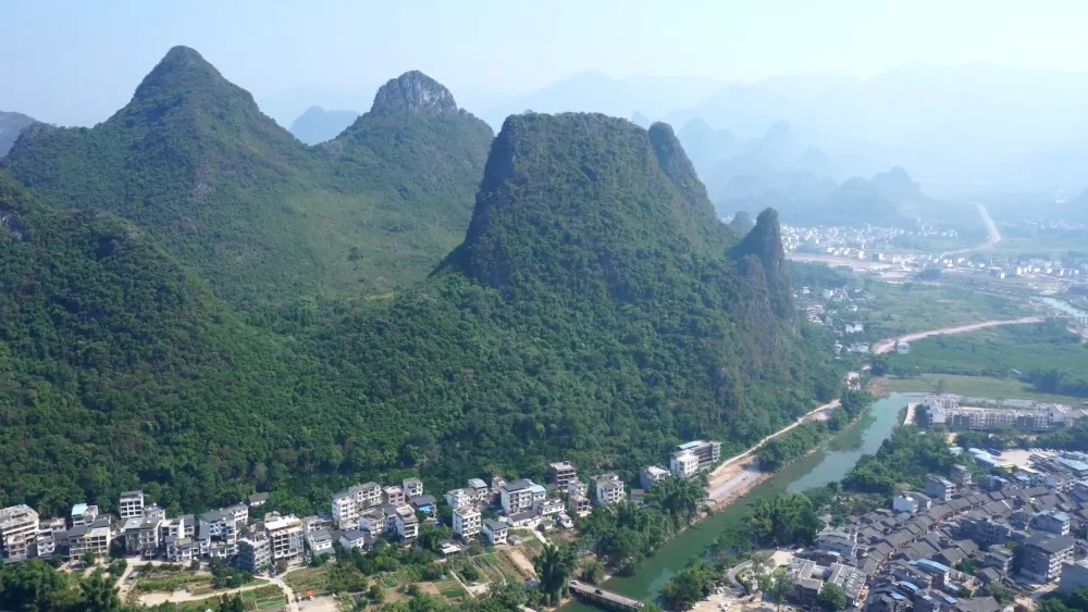 Гуйлинь – город на юге Китая, который славится своими впечатляющими ландшафтами, сформированными карстовым известняком
