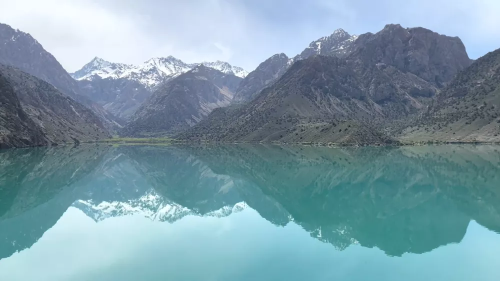 Искандеркуль — горное озеро в Таджикистане