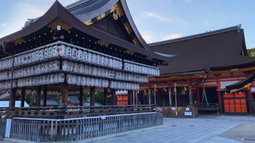 Ясака дзиндзя — синтоистское святилище, расположенное на востоке Киото в районе Гион