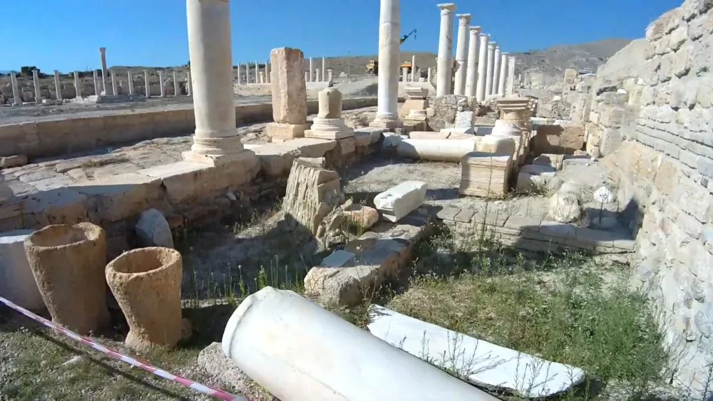 Каменные блоки, кирпичи и фрагменты старых построек Триполиса