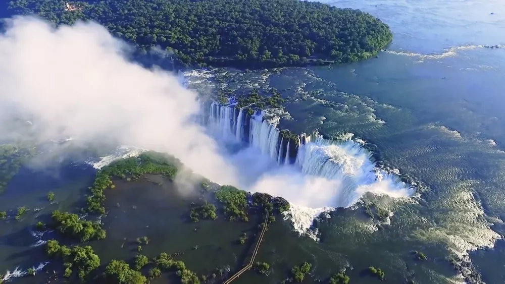 Каскад водопадов Игуасу - официально признан одним из 7 природных чудес света
