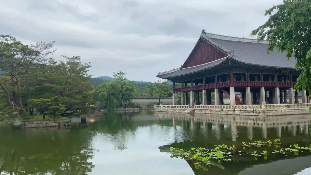 Кенбоккун — дворцовый комплекс на севере Сеула