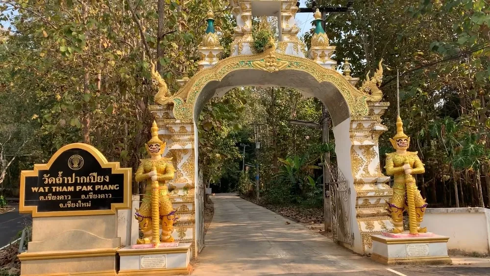 Храм Там Пха Флонг