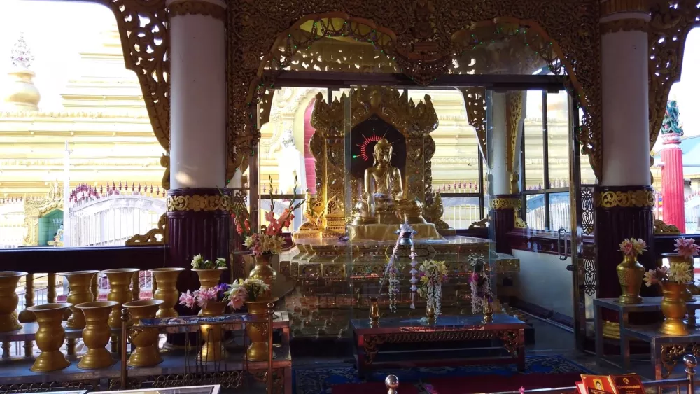 Храмовый алтарь Будды в Мандалае