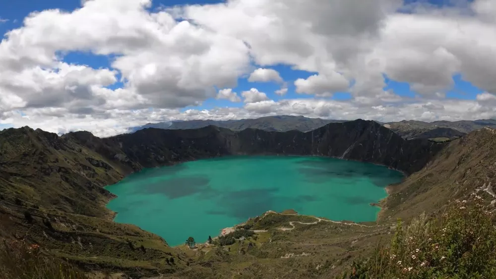 Килотоа - озеро вулканического происхождения, расположено в кратере вулкана, извергавшегося 800 лет назад