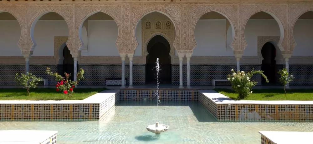 Дворец Мешуар или Королевский дворец Зианидов — бывшая официальная резиденция династии Зайянидов в городе Тлемсен, Алжир