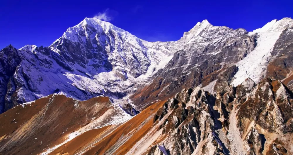 Лангтанг-Лирунг — вершина высотой 7227 метров над уровнем моря в Гималаях в Непале