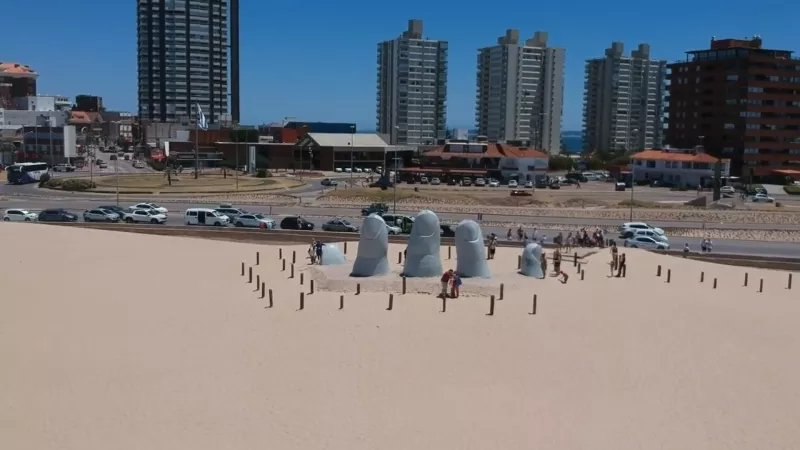 Лос Дедос - памятник на пляже Уругвая