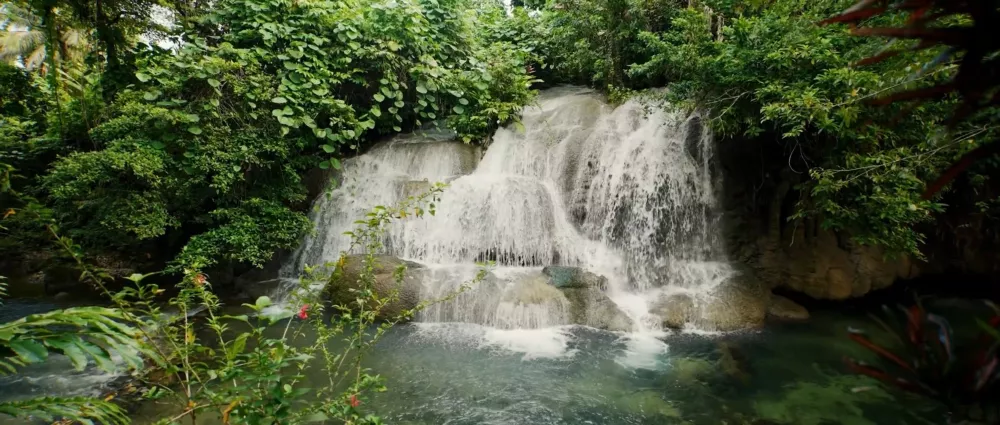 Меле — водопад на острове Эфате в Вануату