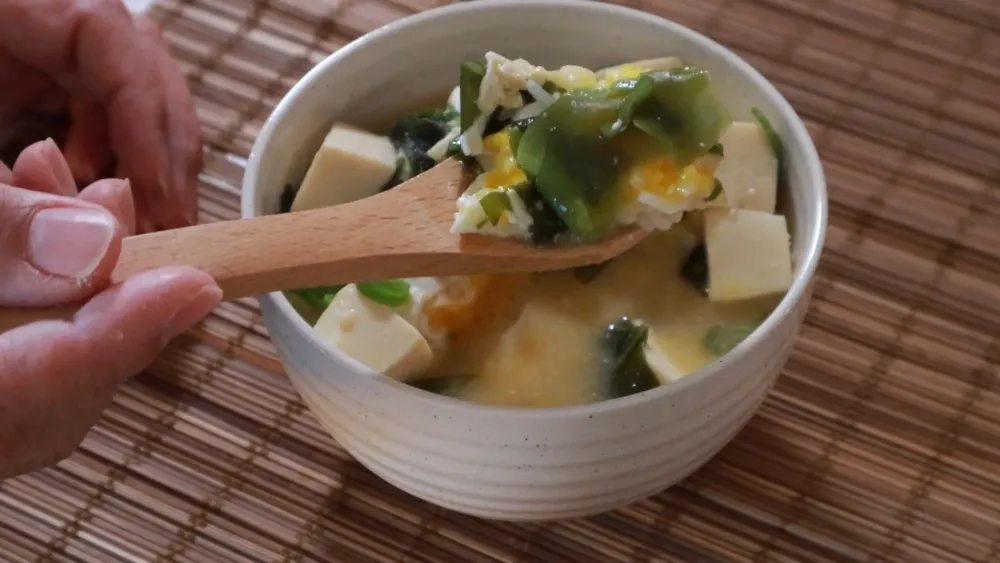 Мисосиру — суп с растворённой в нём пастой мисо