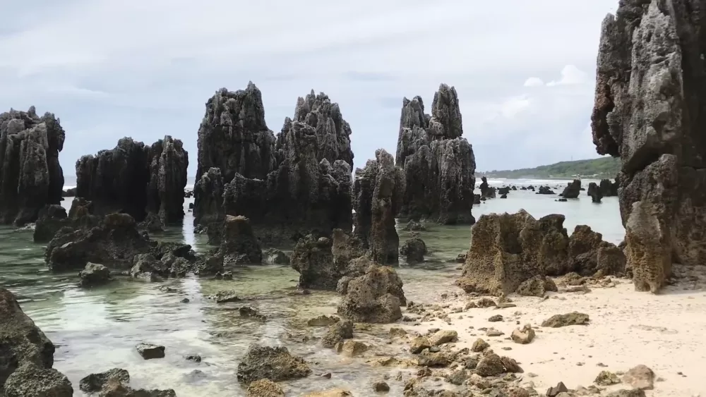 Необычные береговые скалы на пляжах Науру