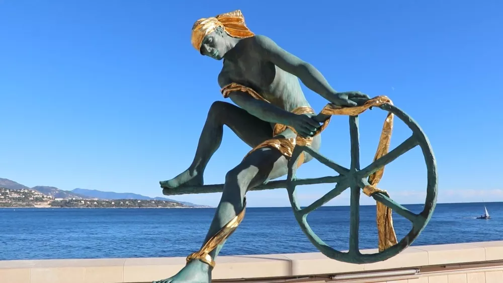 Необычные скульптуры на улицах Монако