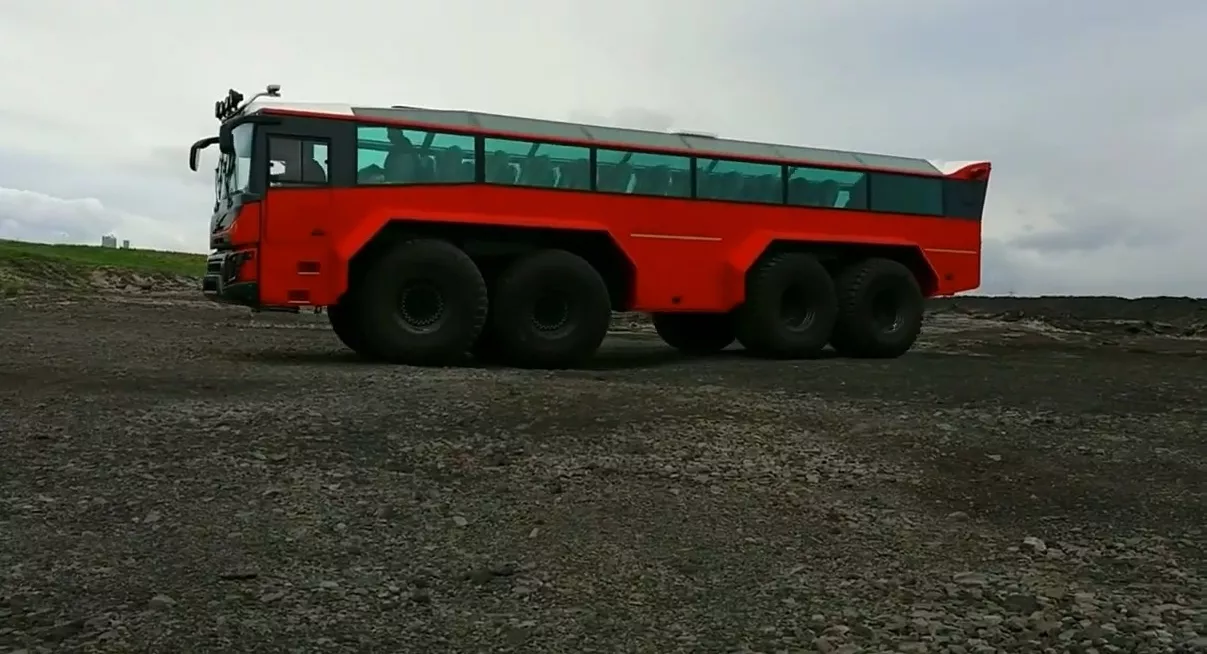 Автобус-вездеход в Исландии