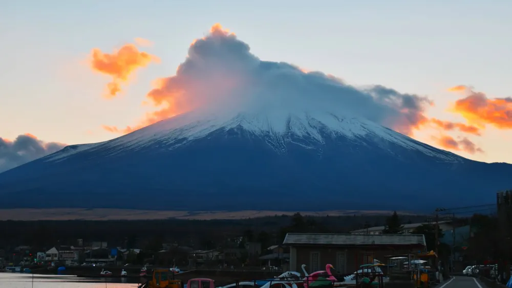 Один из символов Японии - гора Фиджи