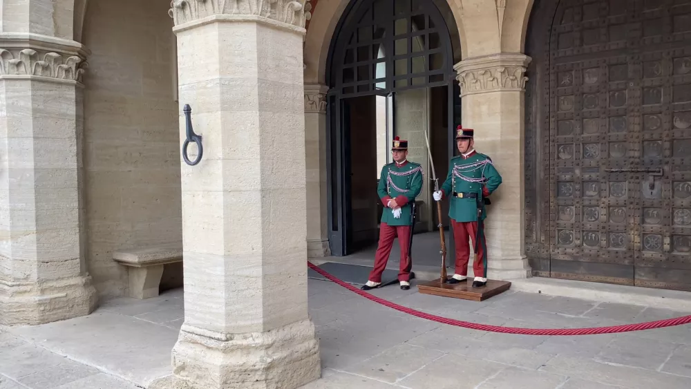 Охрана у входа Палаццо Публико (Сан-Марино)