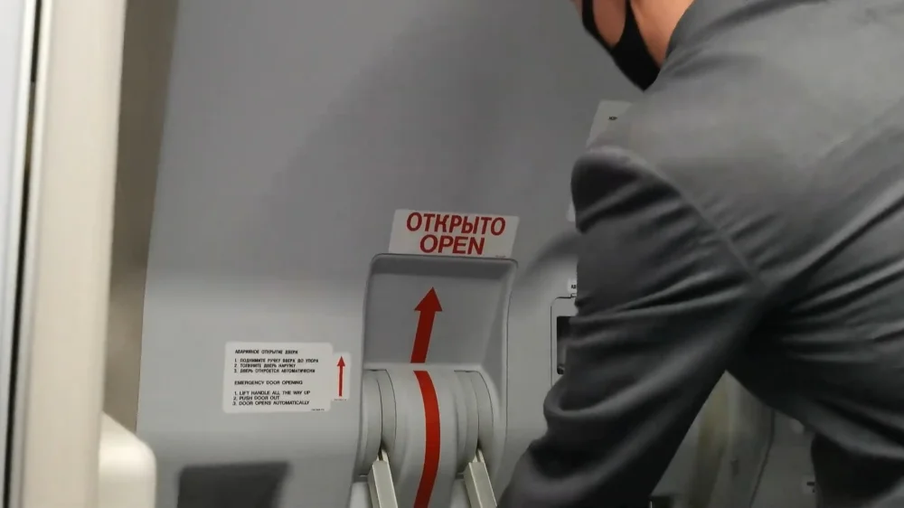 Открытие и закрытие двери самолета