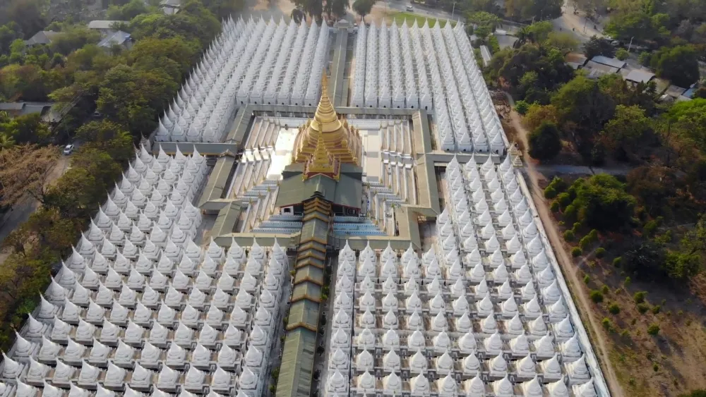 Пагода Кутодо в Мандалае - это классический бирманский храмовый комплекс