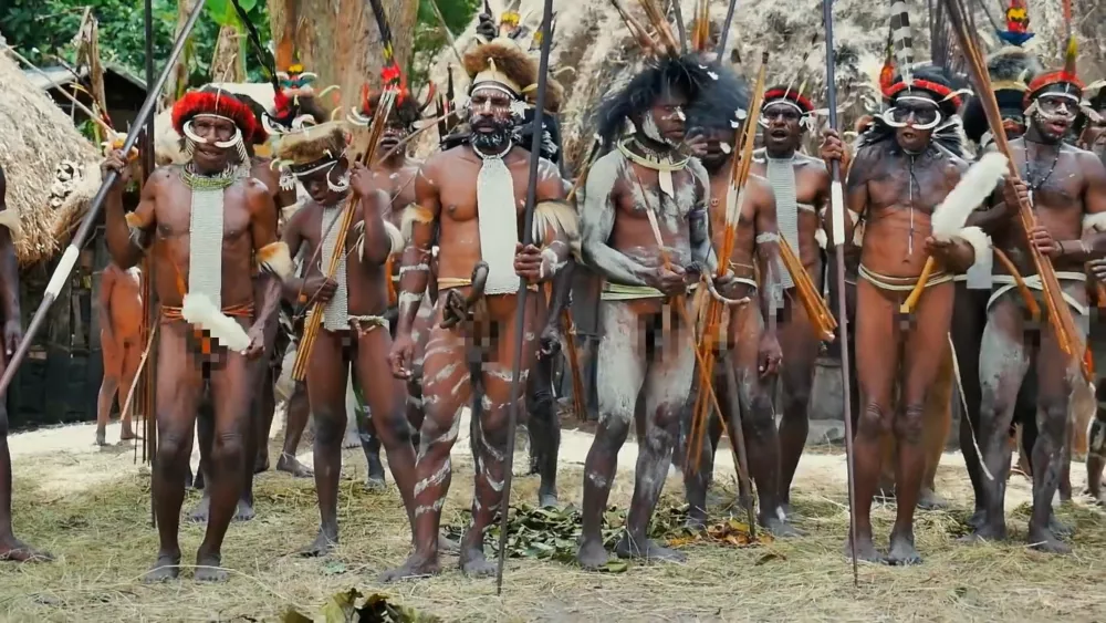 Мужчины-папуасы одного из племен Новой Зеландии