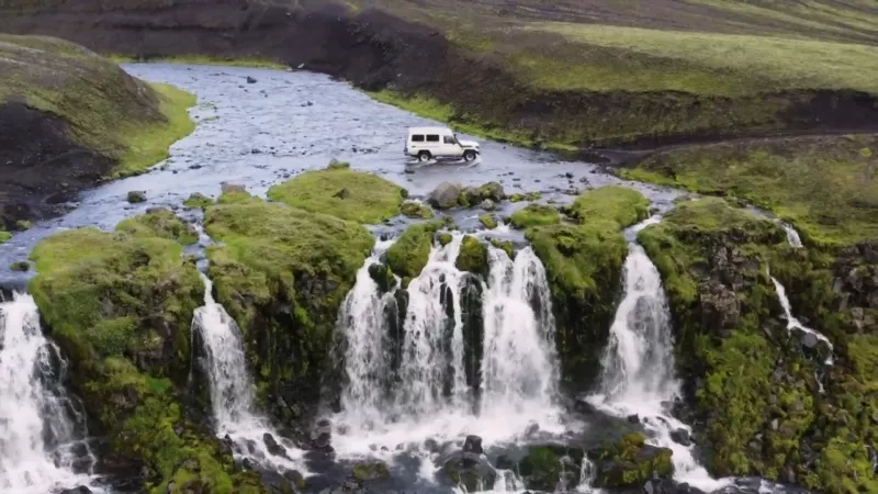 Пересечение рек на машине - Исландия