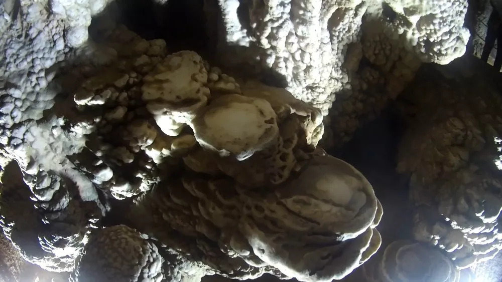 Пещеры Фонгня - причуды природы