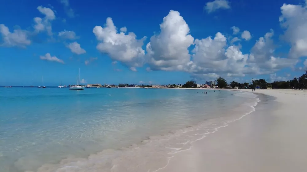 Пляжи Барбадоса с белым песком и бирюзовой водой