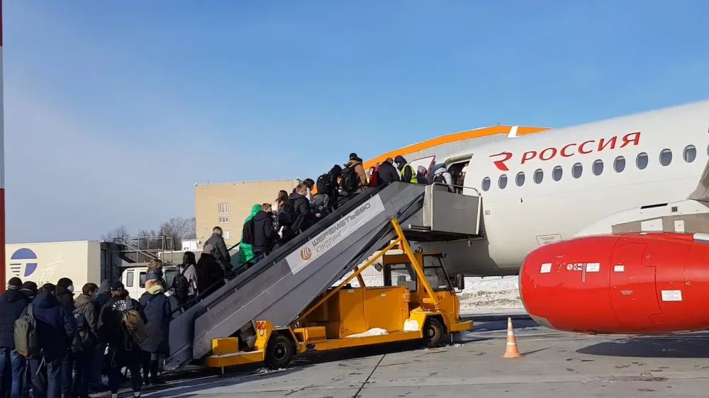 Посадка пассажиров в самолет Sukhoi Superjet