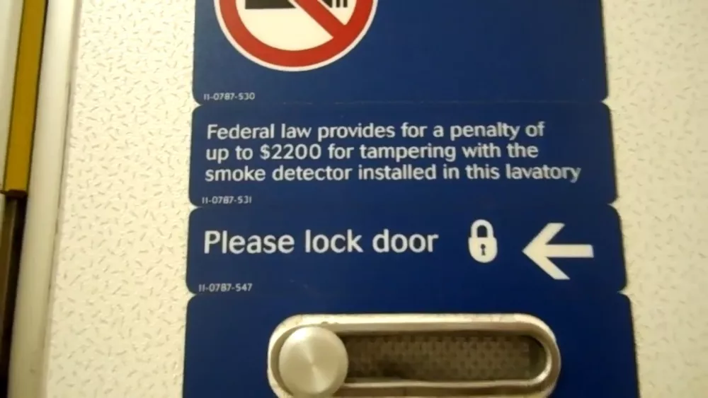 Предупреждение о запрете курения на дверях в туалете