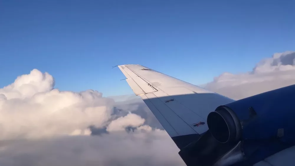 Место у окна самолета - прекрасные виды на облака
