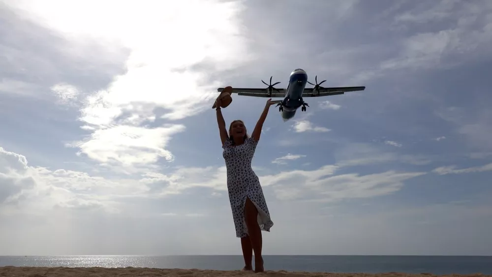 Приземление самолетов на острове Пхукет - казалось бы, самолеты можно достать руками...