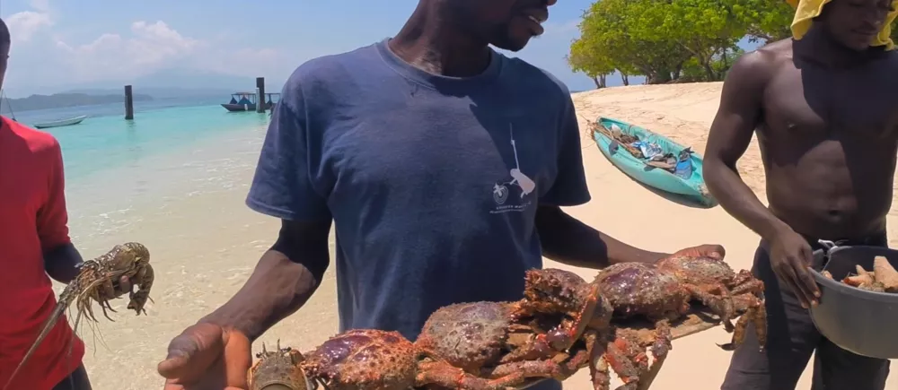 Продавец крабов на пляжах Гаити