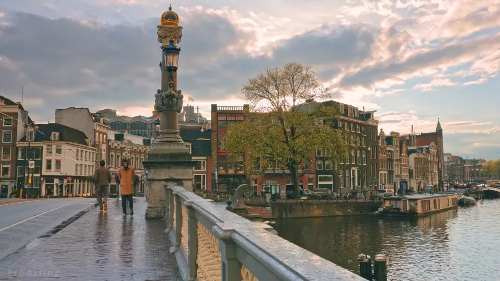 Прогулка по набережной Амстердама