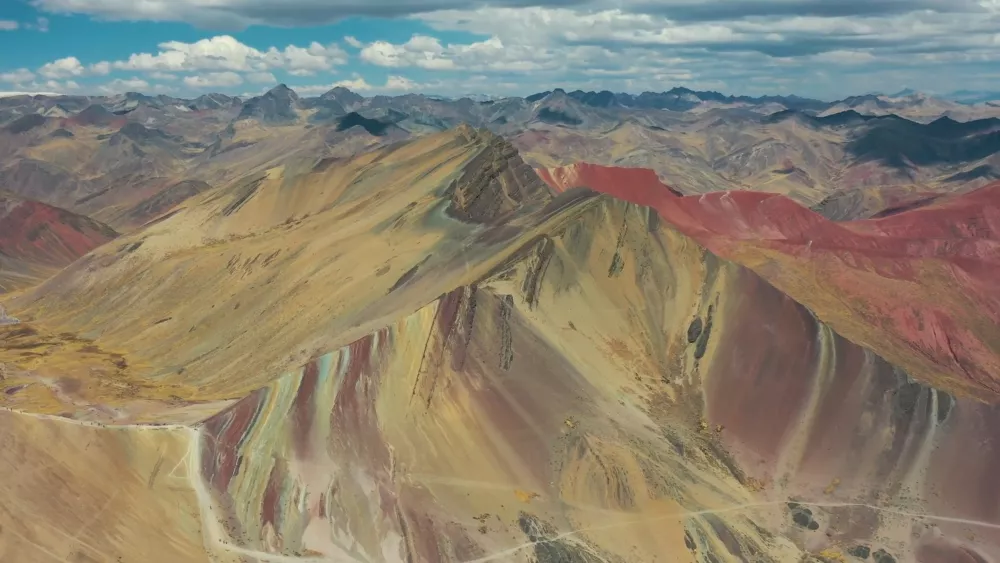 Радужные горы в высокогорье Перу