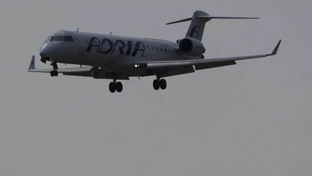 Самолет Adria Airways в полете