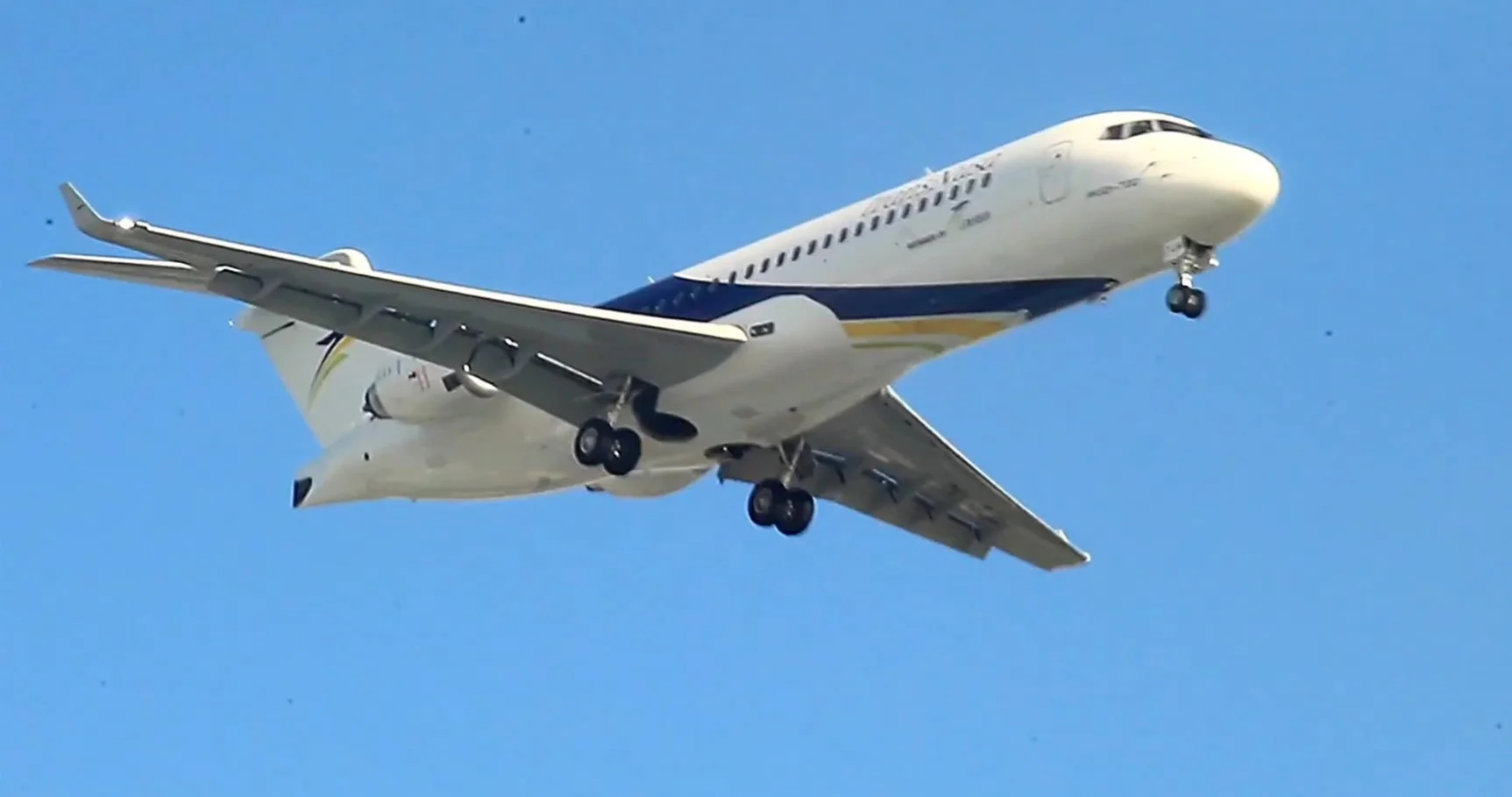 Самолет ARJ21-700 в полете