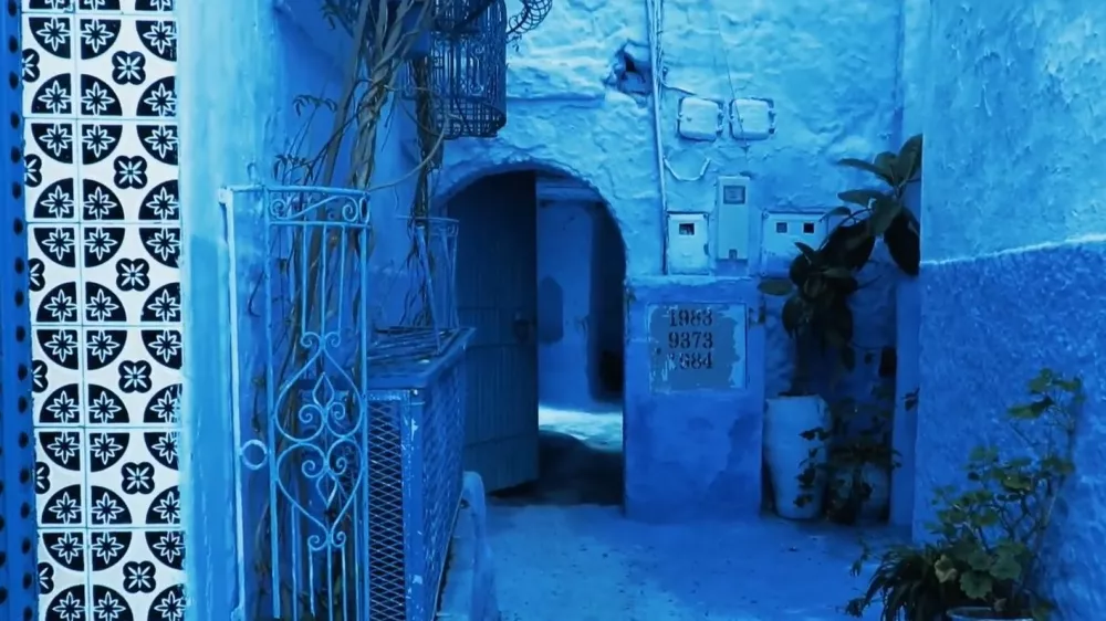 Шефшауэн — город в Марокко, который известен тем, что большинство стен зданий в нём окрашены в различные оттенки синего и голубого