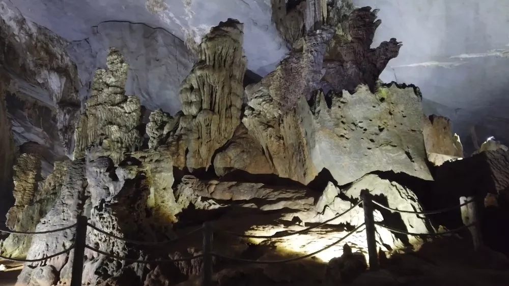 Скальные образования в пещерах Фонгня-Кебанг
