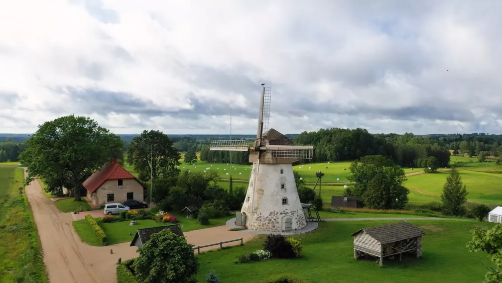 Старые ветряные мельницы - постоянный атрибут латвийских пейзажей